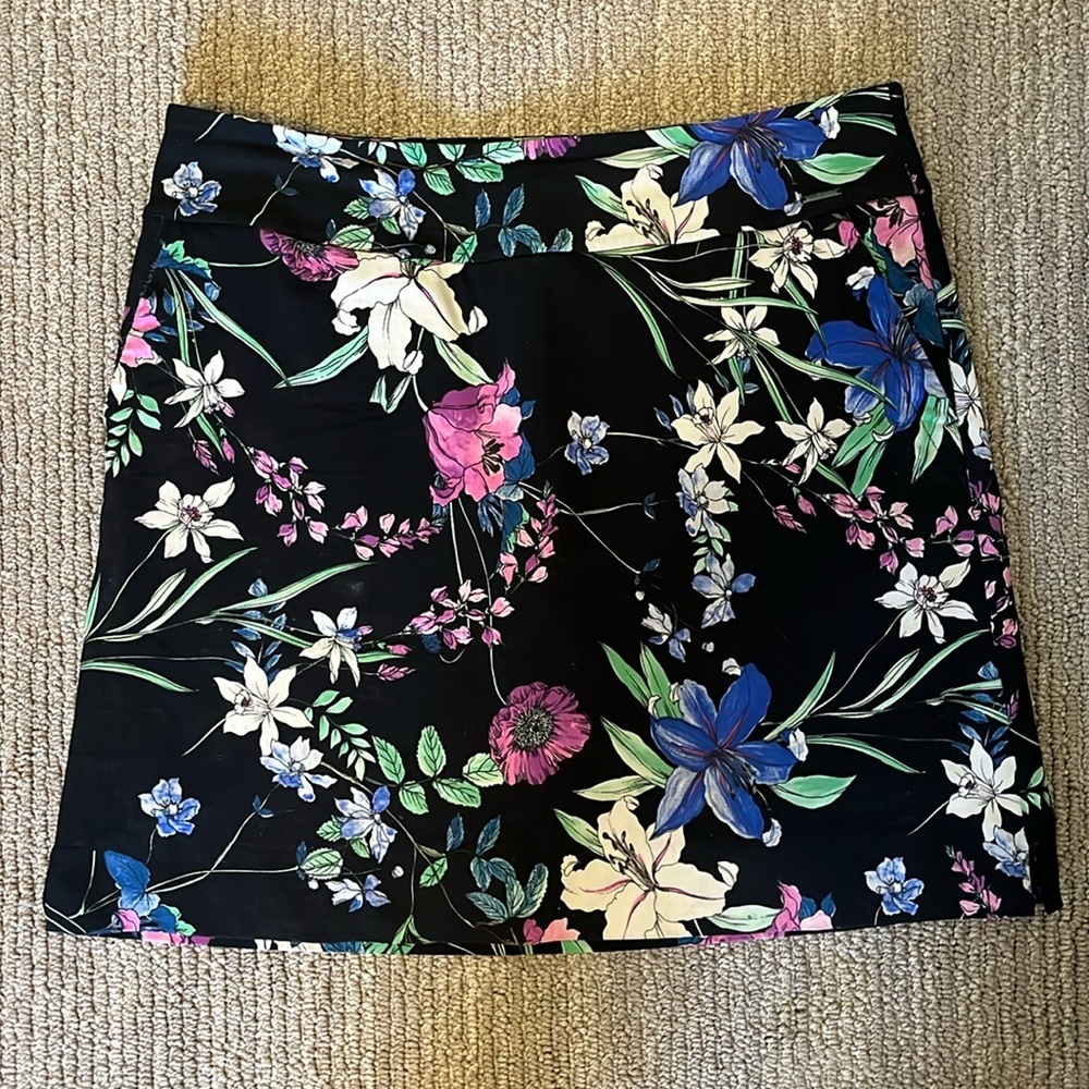 S.C.& Co Flowers Skort Size 8